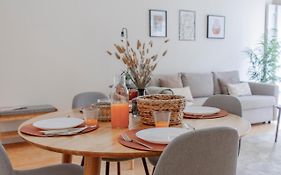 Virtudes Flat W/ Ac & Balcony By Lovelystay